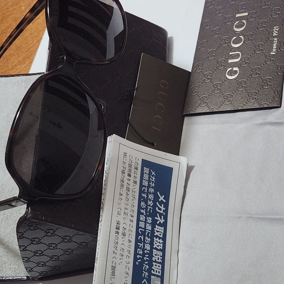 Gucci Oversized Sunglasses - Picture 11 of 15